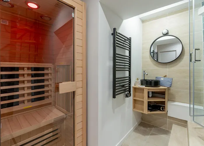 Апартаменты Quiet And Confortable Flat With Sauna And Gym Париж